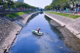 Hà Nội chỉ đạo khẩn trương triển khai giải pháp lấy nước sông Hồng qua hồ trung gian để bổ cập sông Tô Lịch