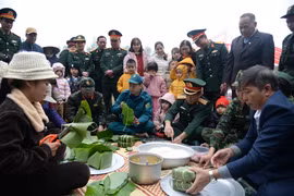 Hình ảnh Tết thắm tình quân dân ở huyện ngoại thành Hà Nội