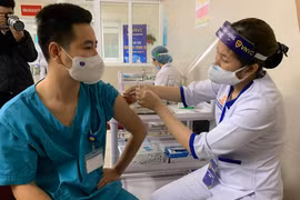 Lực lượng tuyến đầu và người dân Hà Nội tiếp tục được tiêm vaccine phòng Covid-19