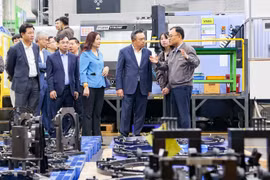 Chủ tịch Hà Nội động viên sản xuất đầu xuân Giáp Thìn ở khu công nghệ cao Hòa Lạc