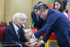 Chủ tịch Hà Nội trao Huy hiệu Đảng, tri ân các đảng viên lão thành quận Ba Đình