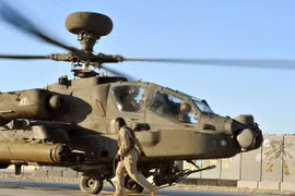 Anh điều tra vụ trực thăng Apache “vãi đạn” không kiểm soát ở trạm không quân