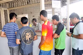 Xem CĐV Malaysia xếp hàng mua vé một cách ý thức