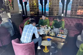 Đột kích các cơ sở karaoke biến tướng, trá hình, thu giữ nhiều bình ‘khí cười’