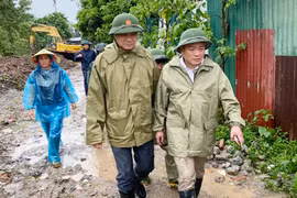 Sơ tán hàng trăm hộ dân ra khỏi vùng ngập nước