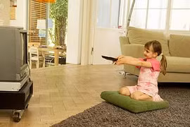 Vì sao trẻ không nên xem tivi quá nhiều?