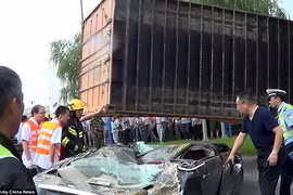 Thoát chết kỳ diệu sau khi bị container đè bẹp