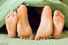 Quá chén, cặp tình nhân lẻn vào nhà người lạ để “mây mưa”