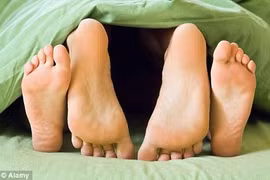 “Mây mưa” với phù rể vì nhầm là tân lang