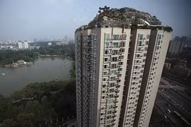 6 năm xây biệt thự đá trên... nóc tòa cao ốc
