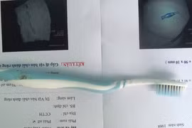Nuốt phải bàn chải đánh răng vì mải buôn điện thoại