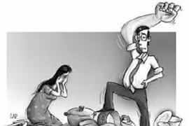 Chồng bạo hành, vợ đầu độc chết hai con trai bị bại não