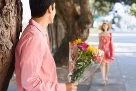 Biến chàng thành người lãng mạn
