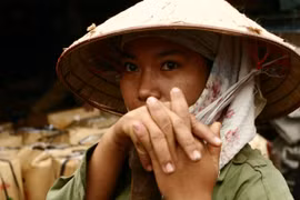 Những phụ nữ mưu sinh dưới nắng nóng đỉnh điểm 39 độ C