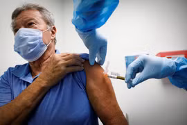 Đẩy nhanh tốc độ tiêm chủng vaccine Covid-19 ngừa các biến thể mới của virus 