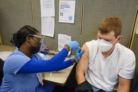Mỹ kêu gọi người dân đi tiêm vaccine để ngăn chặn dịch Covid-19
