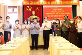 Đoàn đại biểu Quốc hội TP Hà Nội thăm, tặng quà lực lượng tuyến đầu chống dịch