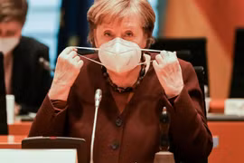 Vụ bê bối khẩu trang đe dọa phá hủy di sản của Thủ tướng Đức Angela Merkel