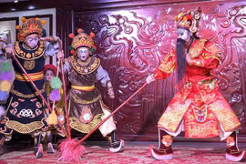 Bỏ giãn cách, nhưng các nhà hát không thể mạo hiểm