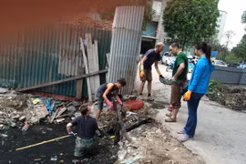 Giật mình ý thức người Việt từ việc ông tây dọn rác