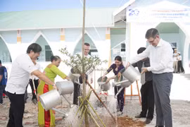 Nhãn hàng Cô Gái Hà Lan khánh thành trường Đèn Đom Đóm thứ 20