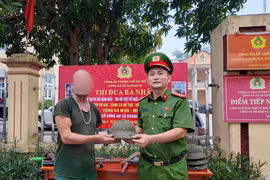 Công an xã với mô hình hay: Thu hồi vũ khí, vật liệu nổ đổi lấy mũ cối, áo mưa