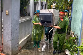 Nước sông Tích lên, Công an phường xuyên đêm giúp dân