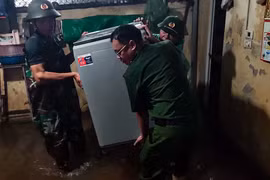 Công an phường trắng đêm giúp dân ra khỏi vùng ngập sâu