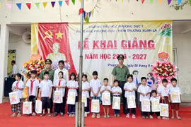 Công an xã chắp cánh ước mơ cho 14 học sinh khó khăn ngày khai trường
