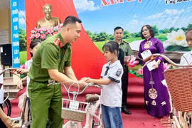 Công an xã Ứng Hòa tặng xe đạp cho học sinh khó khăn ngày khai giảng