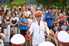 Dàn nhạc Đội nghi lễ Công an Hà Nội "làm say lòng" du khách bên hồ Gươm
