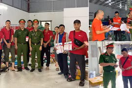 Công an xã hướng dẫn shipper dùng VNeTraffic và kỹ năng lái xe an toàn