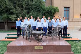 Đoàn đại biểu Công an TP Hà Nội dâng hương tưởng nhớ Chủ tịch Hồ Chí Minh tại Trung Quốc