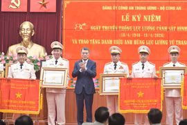 Trung tướng Nguyễn Thanh Tùng - Giám đốc CATP Hà Nội đón nhận danh hiệu Anh hùng Lực lượng vũ trang nhân dân