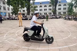 Gần 2.000 học sinh Hà Nội trải nghiệm sa hình, tập lái xe an toàn