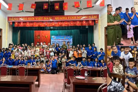 Lớp học sinh tồn đêm hè ở nhà văn hóa thôn...