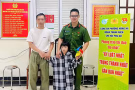 Công an phường chăm sóc, đưa bé gái 4 tuổi đi lạc về với mẹ