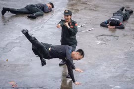 Video Cảnh sát gìn giữ hoà bình Việt Nam khổ luyện dưới mưa
