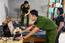Công an xã đến bên giường bệnh làm căn cước cho người yếu thế