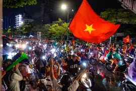 Ảnh người Hà Nội đội mưa lớn xuyên đêm ăn mừng chiến thắng của tuyển Việt Nam trước Thái Lan
