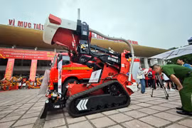 Khu vực trưng bày ngoài trời của Cung Văn hoá Lao động Hữu nghị Việt Xô (phường Cửa Nam, TP Hà Nội) thu hút bởi sự xuất hiện của MY80D-3 — cỗ robot chữa cháy hạng nặng