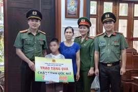 Công an xã "Chắp cánh ước mơ" cho cậu học trò bại não vượt khó học giỏi