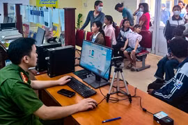 Công an xã xuyên lễ, xuyên đêm cấp định danh điện tử cho học sinh cuối cấp