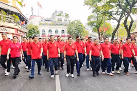 Phó Thủ tướng Phan Văn Giang và Bộ trưởng Lương Tam Quang cùng chiến sĩ, đồng bào sải bước “Cùng Việt Nam tiến bước 2026” bên Hồ Gươm