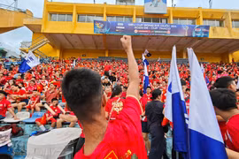 Video: Bầu không khí cuồng nhiệt của cổ động viên Công an Hà Nội trước giờ diễn ra trận Siêu cúp Quốc gia 
