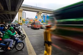 Hà Nội ngày đi làm đầu năm Bính Ngọ: Lực lượng CSGT hối hả "giữ nhịp" đường phố