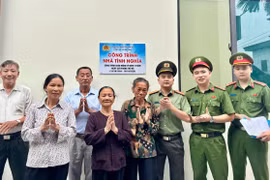 Công an xã tặng "món quà đặc biệt" tới người dân yếu thế trong ngày Giải phóng Thủ đô