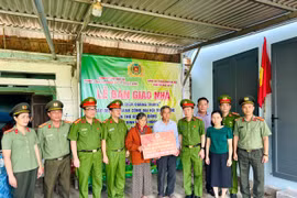 Ấm áp ngôi nhà nghĩa tình của chiến sĩ Công an Thủ đô trao tặng đồng bào Đắk Lắk
