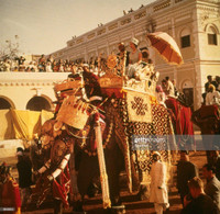 Hình ảnh hiếm về những chuyến công du nước ngoài của Nữ hoàng Anh Elizabeth II