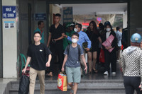 Người dân ùn ùn trở lại Thủ đô sau kỳ nghỉ lễ kéo dài